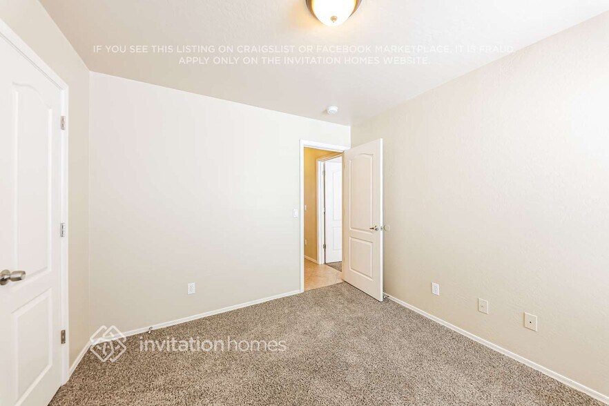 Building Photo - 4020 E La Salle St