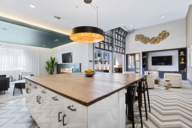 Building Photo - Modern Living in the Heart of Atlanta
