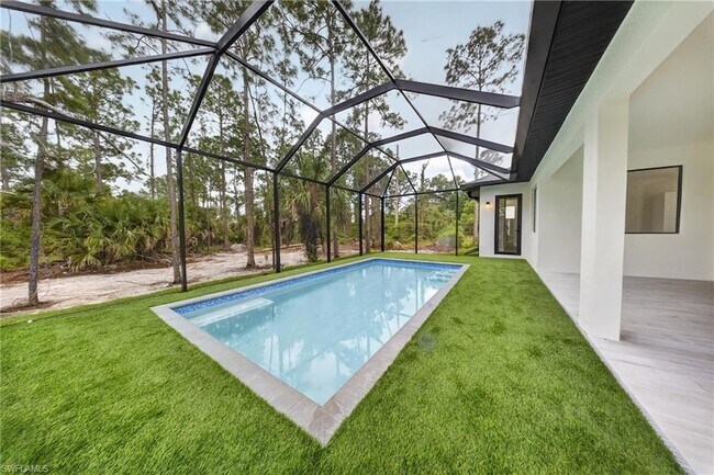 Building Photo - 1204 Moore Ave