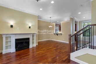 Building Photo - Luxury Two Bedroom Townhouse in NE!