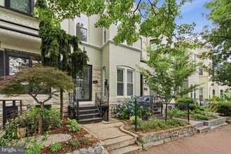 Building Photo - 620 9th St NE