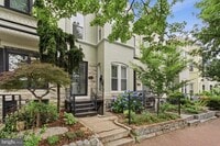 Building Photo - 620 9th St NE