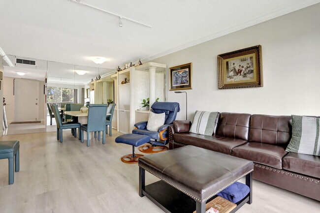 Building Photo - 2851 S Palm Aire Dr