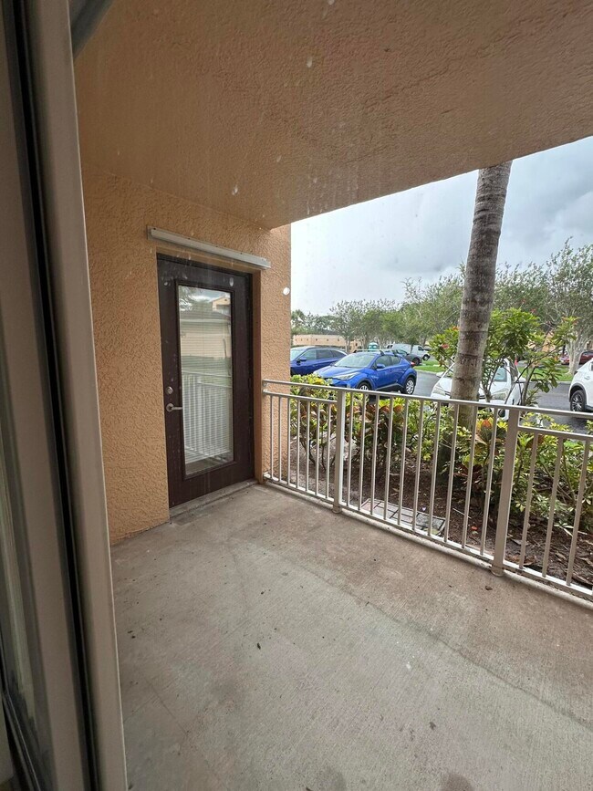 Building Photo - 161 SW Palm Dr