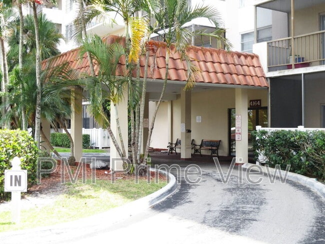 Building Photo - 4164 Inverrary Dr
