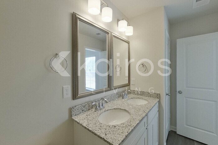 Building Photo - 2401 Banyan Cir