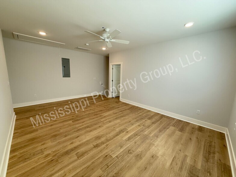Building Photo - 617 Miramar Ln