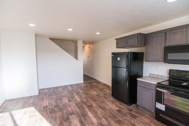 Building Photo - THE LOCHS! Gorgeous Townhome