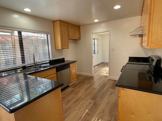 Building Photo - 5 bedroom Pet Friendly remodeled home in P...