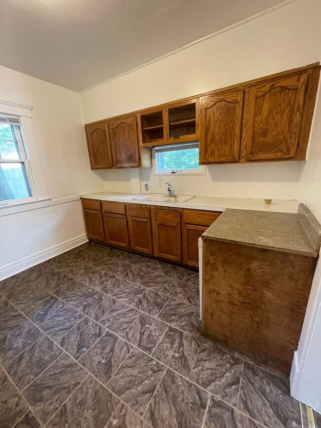 Building Photo - Spacious Home Near U-M | Enclosed Porch, In-Unit Laundry, & On-site Parking!