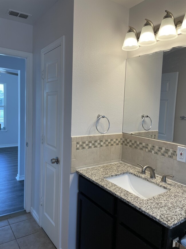 Building Photo - 4606 Nesbitt Dr