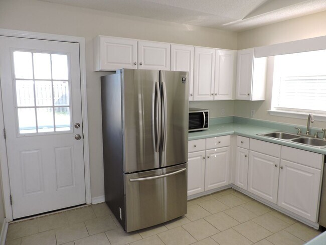 Building Photo - Easy access to shopping, interstate & Navy Federal complex!