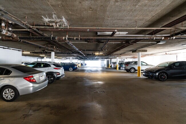 Building Photo - Smartly Designed 2-Bedroom Apartment in Pr...