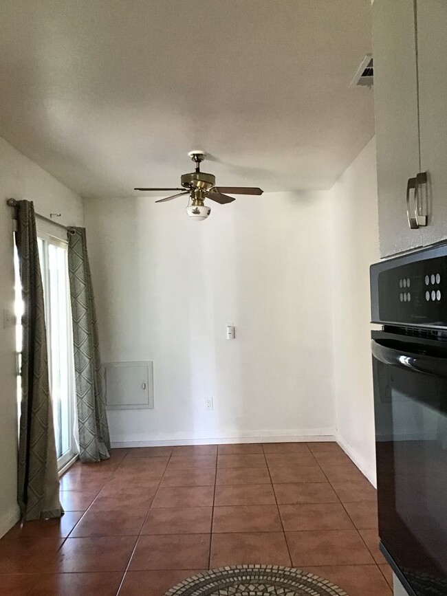 Building Photo - 3 Bedroom Home - Move in Special $200.00 o...