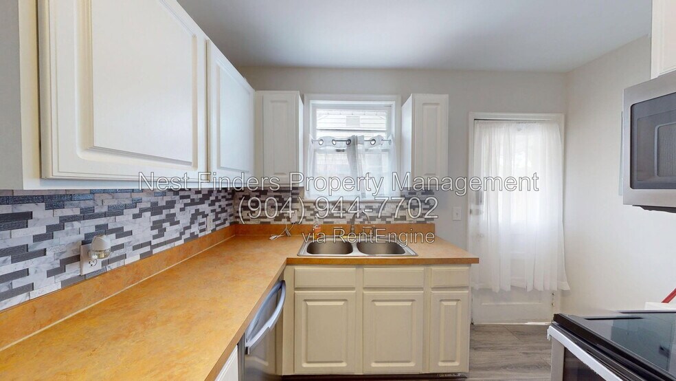 Building Photo - 1230 Lechlade St
