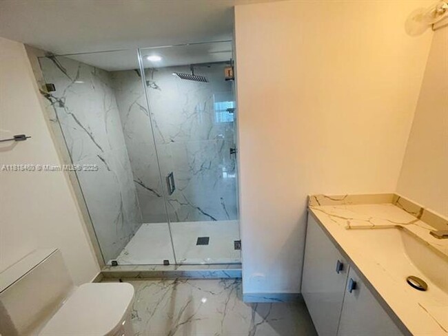 Building Photo - 1155 Brickell Bay Dr