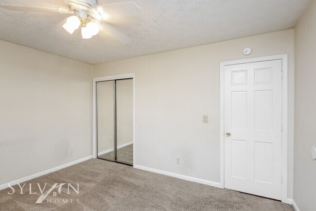 Building Photo - Enjoy one-level living in this 2 bedroom, ...