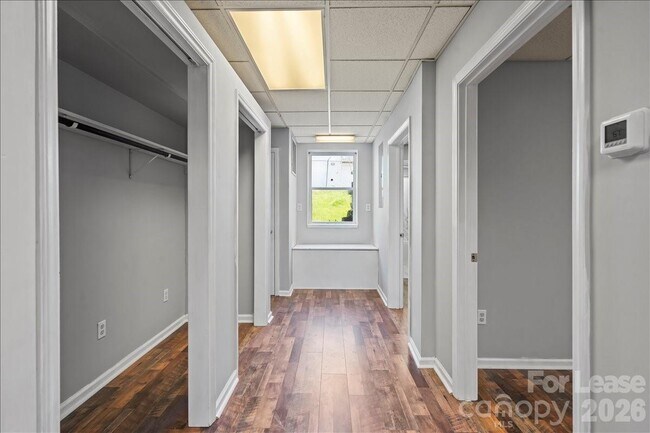 Building Photo - 300 E Gold St