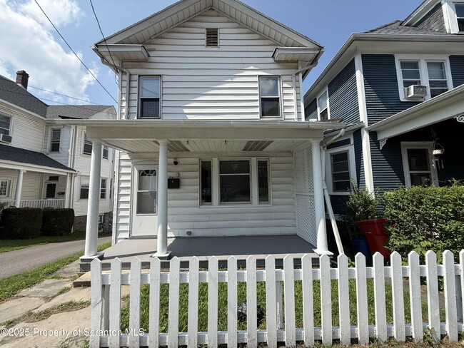 Building Photo - 328 Main St