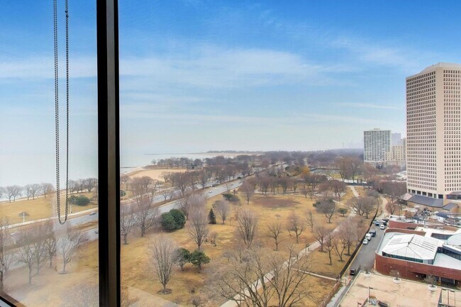 Building Photo - 5455 N Sheridan Rd