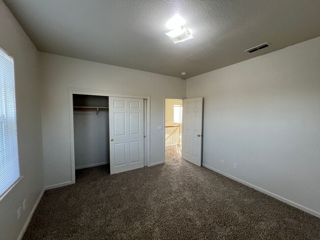 Building Photo - Large Two Story Crossroads Home!