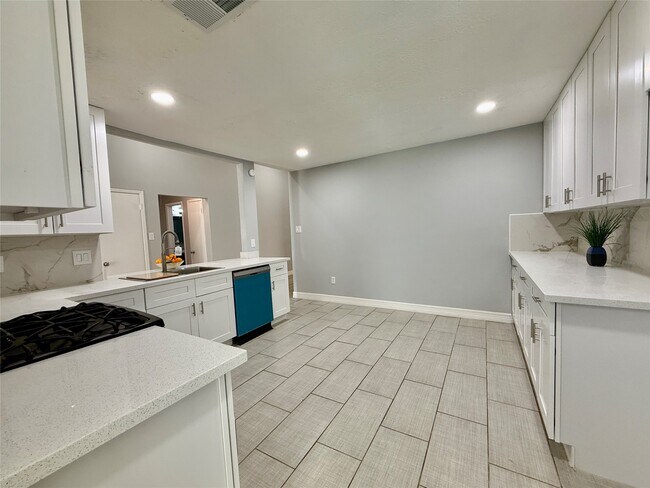 Building Photo - 10722 Sashay Dr