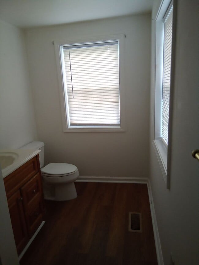 Building Photo - Maryville 37804 - 1 bedroom, bath in duplex, bottom unit - Contact Sharon Arnwine (865) 313-7215