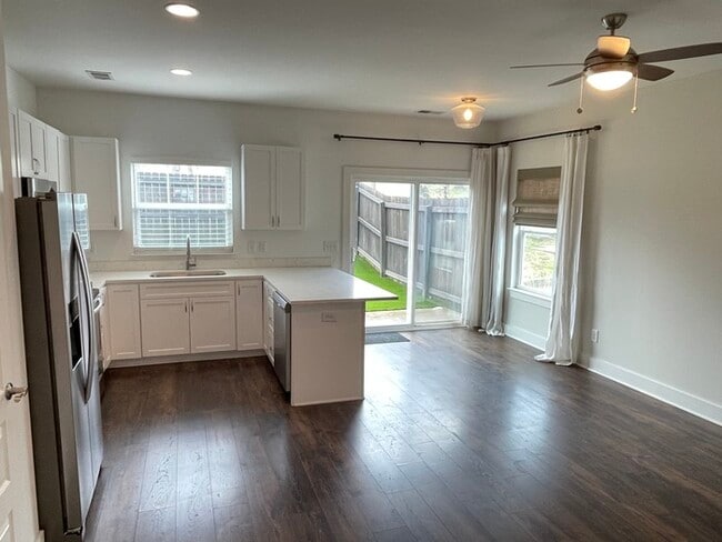 Building Photo - Off Stewart's Ferry Pk in Donelson with fe...