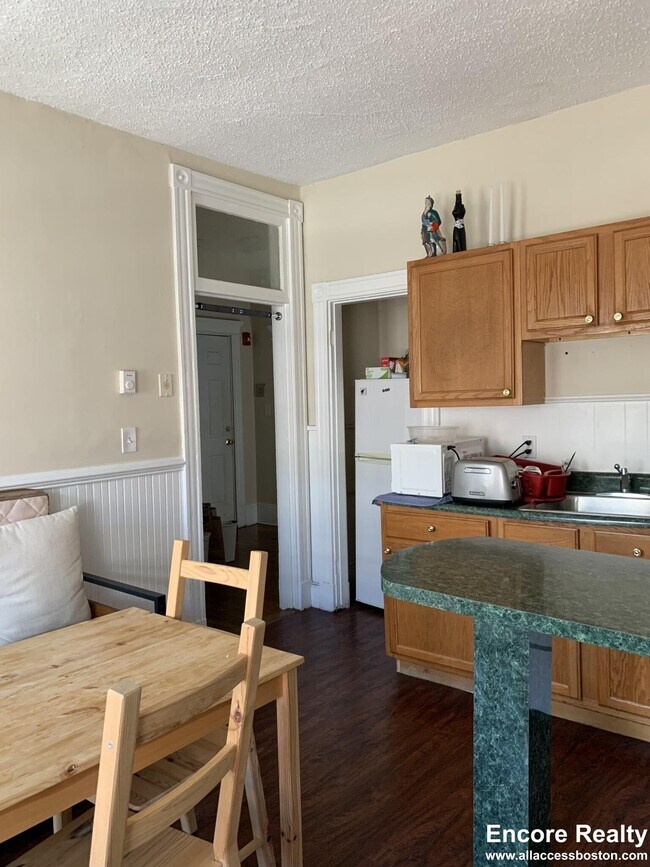 Building Photo - 883 Huntington Ave