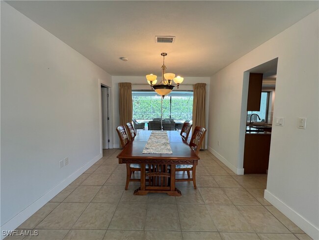 Building Photo - 858 Rose Way