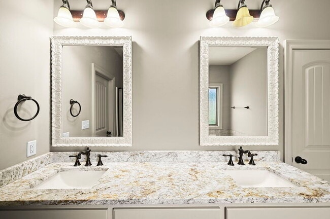 Building Photo - 16923 Bradford Ave