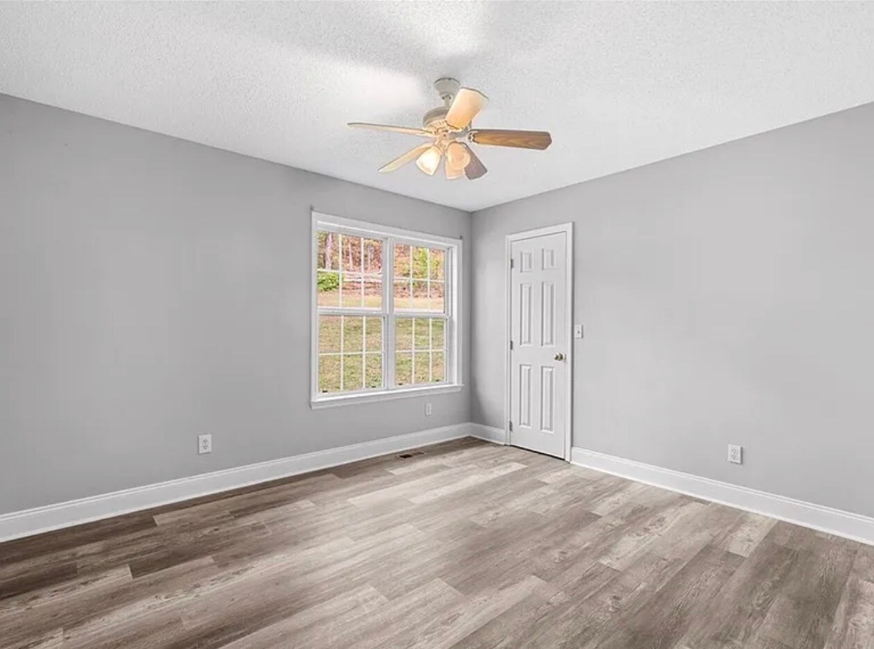 Building Photo - 124 Levi Dr