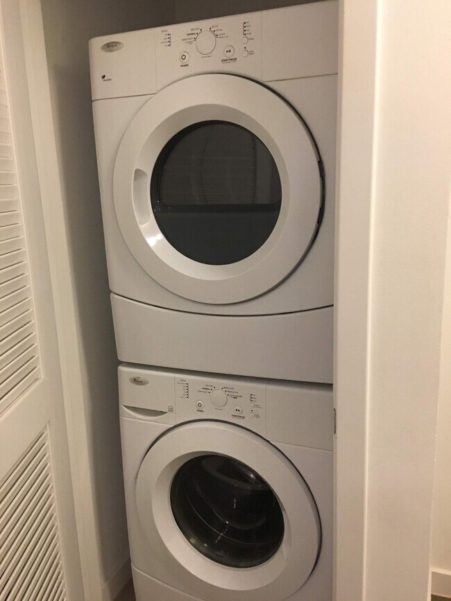 Building Photo - 5925 Almeda Rd