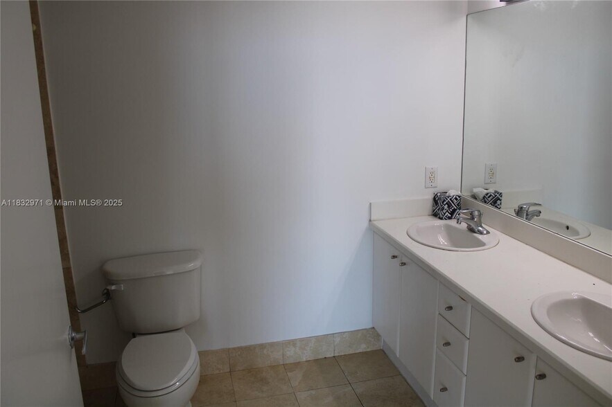 Building Photo - 2475 Brickell Ave