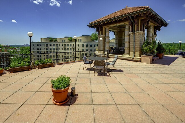 Building Photo - Great Luxury 1 Bedroom 1 Bath on Connecticut Ave in Kalarama