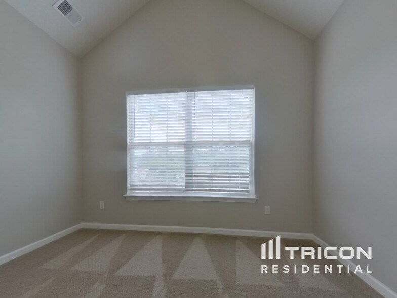 Building Photo - 102 Providence Run