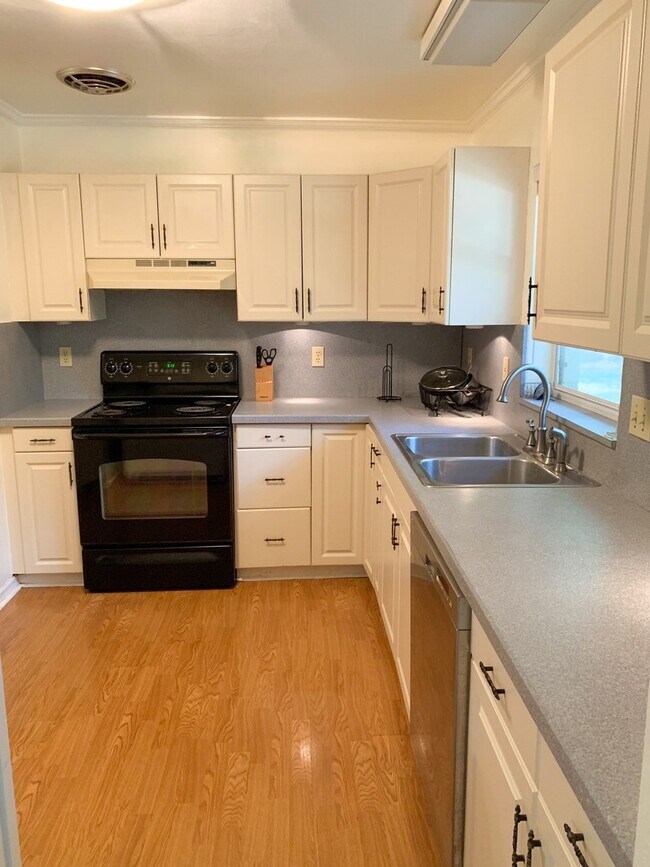 Building Photo - 3/2 House Walking Distance to UF & Law Sch...