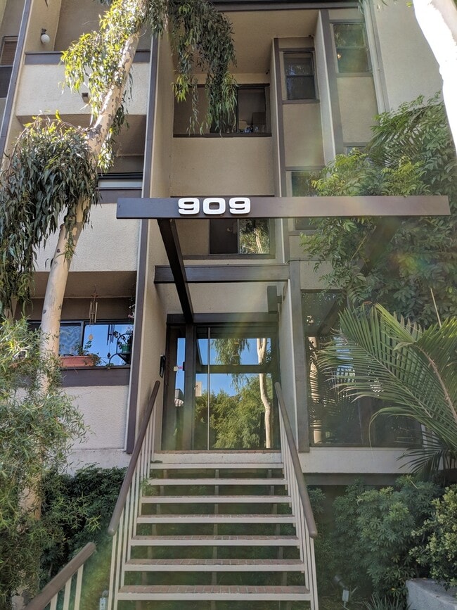 Building Photo - Great Condo in WeHo for Rent