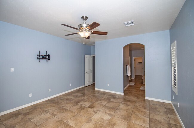 Building Photo - Spectacular open floor plan home!