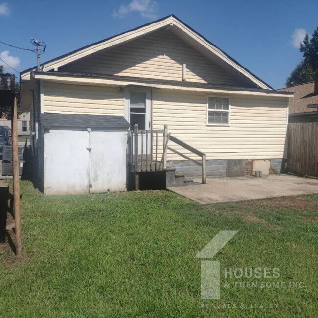 Building Photo - 108 Davis St