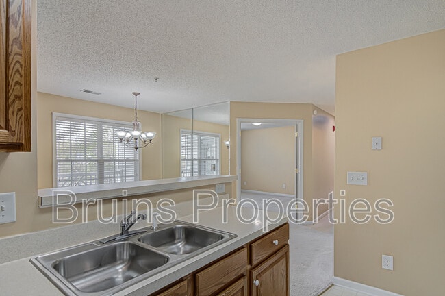 Building Photo - 6113 Hedgecock Cir