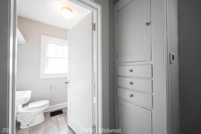 Building Photo - 824 E 44th St