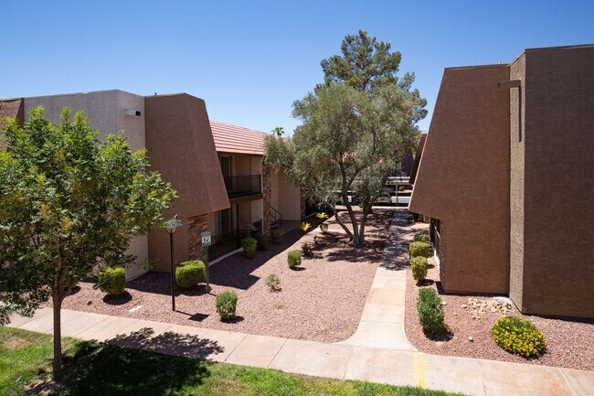 Building Photo - Guard gated SW community with easy Strip a...