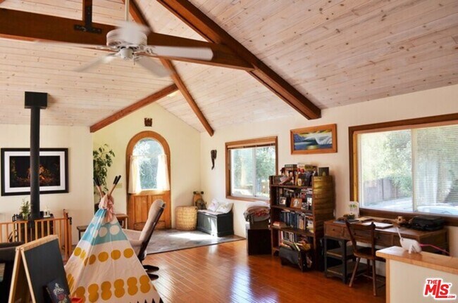 Building Photo - 1671 Happy Trail