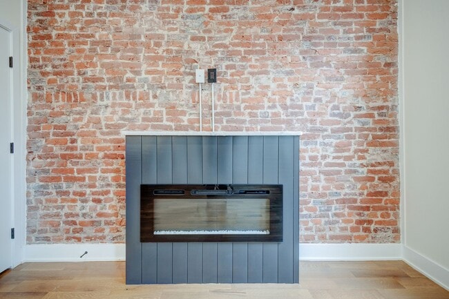 Building Photo - Spacious & Stylish Studio Apartment on W D...