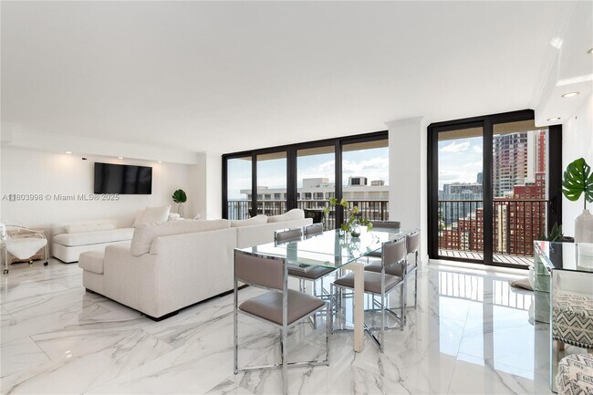 Building Photo - 1450 Brickell Bay Dr