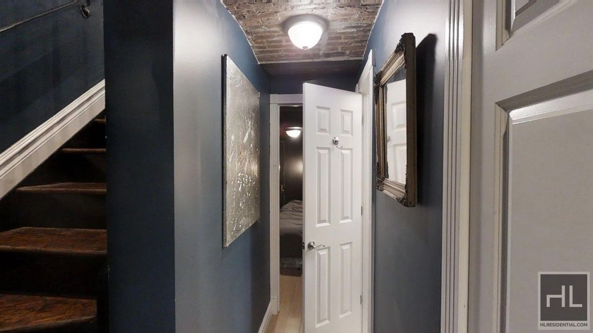 Building Photo - Mott Street