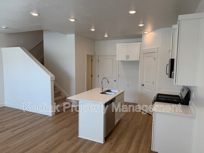 Building Photo - 229 W 925 N