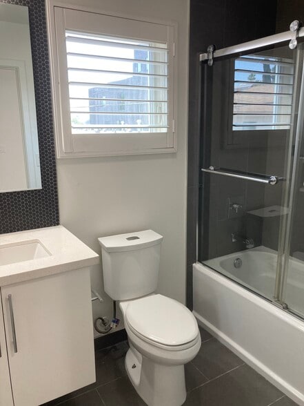 Building Photo - 648 N Serrano Ave