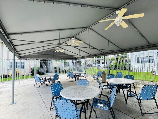 Building Photo - 925 NE 199th St